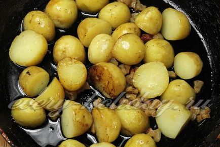 Запечена молода картопля зі шкварками, часником і кропом