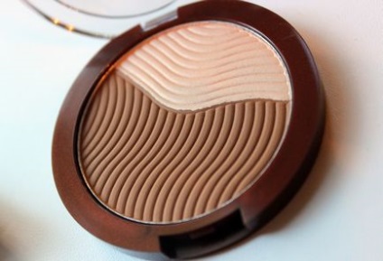 Avon strălucire strălucitoare de vară pudră compactă dublă cu efect bronz bronz mediu și bronz apus de soare