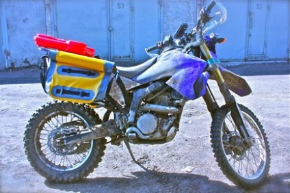 Sistemul de bagaje pe un enduro ușor sau pe un yamaha wr250r ia 15 litri de benzină și până la 35 kg de marfă