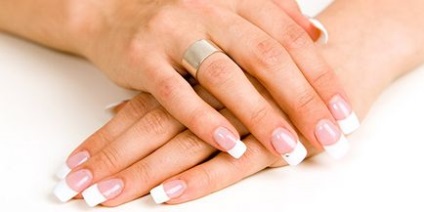 Білі точки на нігтях і причини їх утворення