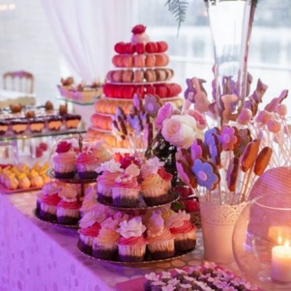 Candy bár egy esküvőn dekoráció, élelmiszerek és italok