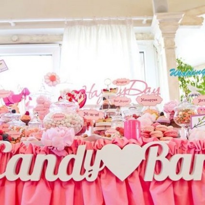 Candy bár egy esküvőn dekoráció, élelmiszerek és italok