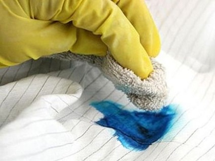 Cum să spălați cerneala din mâner cu haine la domiciliu - un lucru ușor de făcut