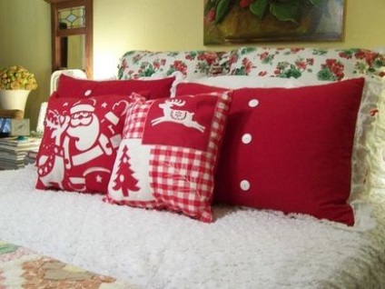Декоративні новорічні подушки прикрашаємо своїми руками