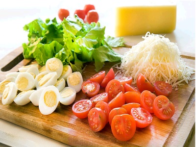Facem salate simple și delicioase la domiciliu