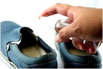 Дезінфекція взуття при грибку нігтів в домашніх умовах спреями, оцтом, ультрафіолетом