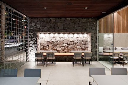 Designul restaurantului cu decor din piatră și lemn