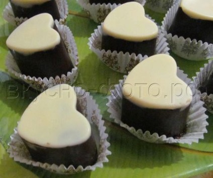 Bomboane de ciocolată cu umplutură de nucă de cocos, fotografie delicioasă