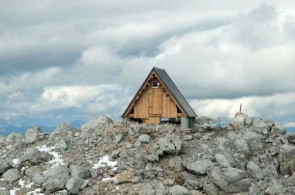 Casă în munți cabană gratuită pentru odihnă la o altitudine de 2500 de metri