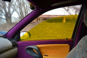 Megengedhető, hogy a sárga színezés autó ablakait