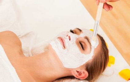 Îndepărtarea enzimei pe pielea exfoliată cu enzime