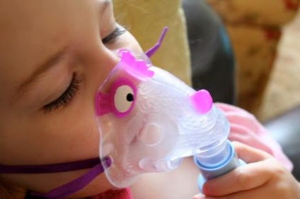 Inhalarea cu un gât roșu într-un nebulizator pentru copii