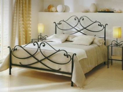 Dormitor interior cu pat din fier forjat
