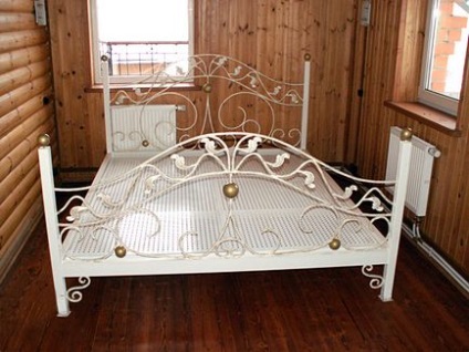 Інтер'єр спальні з кованої ліжком
