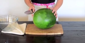Cum să tăiem rapid și frumos un pepene verde