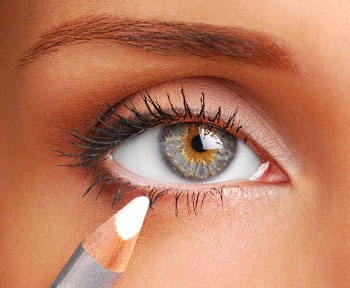 Cum se aplică machiajul pentru colțurile scăzute ale ochilor, lecție video