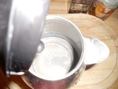 Hogyan tisztítsa meg a kannát ecettel vagy vízkő Coke