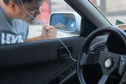 Hogyan kell megnyitni autó olyan helyzetben, amikor a kulcs maradt az utastérben (22 fotó) - triniksi