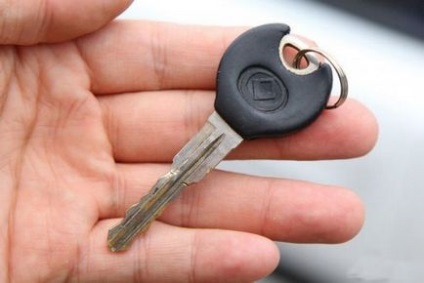 Cum să deschizi o mașină în situația în care cheia era lăsată în cabină (22 fotografii) - trinitate