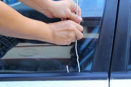 Hogyan kell megnyitni autó olyan helyzetben, amikor a kulcs maradt az utastérben (22 fotó) - triniksi