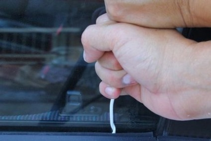 Cum să deschizi o mașină în situația în care cheia era lăsată în cabină (22 fotografii) - trinitate
