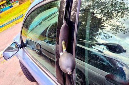 Как да отворите колата, ако е забравил ключовете вътре