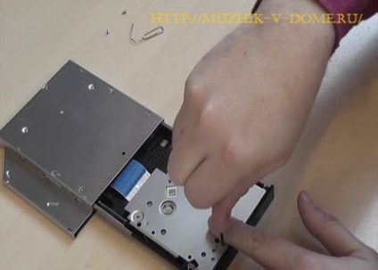 Hogyan kell rögzíteni a beépített optikai meghajtót a laptop a kezét -, hogyan kell rögzíteni a hajtás