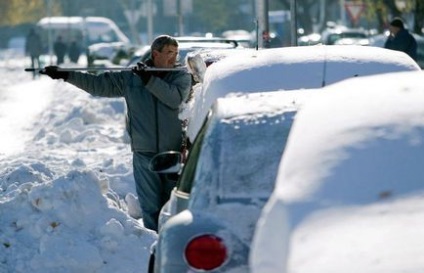 Як правильно чистити від снігу свою машину