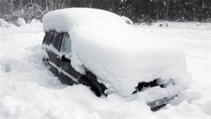 Як правильно чистити від снігу свою машину