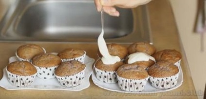 Cum să gătiți un cupcake cu gem în cuptorul pas cu pas cu o fotografie