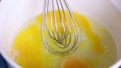 Як приготувати повітряну яєчню базіку