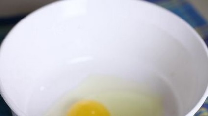 Як приготувати повітряну яєчню базіку