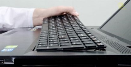 Як просушити клавіатуру ноутбука