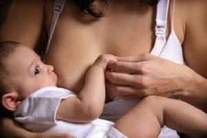 Cum de a îmbunătăți calitatea laptelui matern într-o femeie care alăptează, mama ei