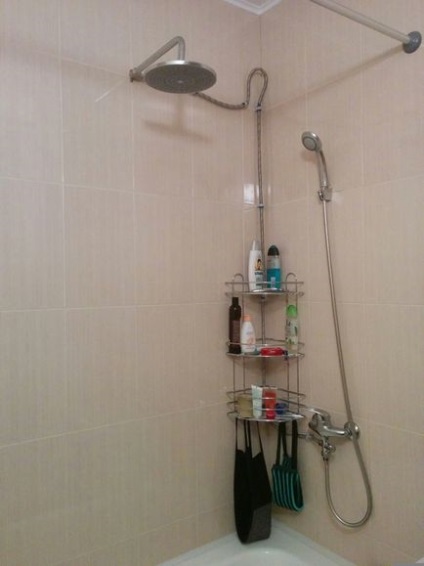 Cum să adăugați un duș cu efect de ploaie în baie cu ornamente albe