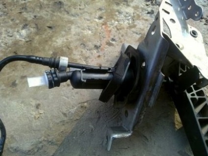 Cum să înlocuiți cilindrul principal al ambreiajului la ford focus 2 (raport foto) - repararea și reglarea autoturismelor,