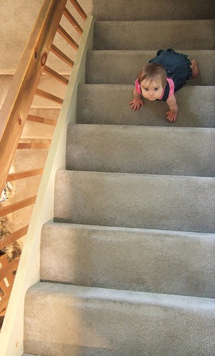 Коли дитина зможе підніматися по сходах