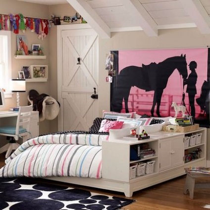 O cameră pentru o adolescentă care examinează stilurile populare
