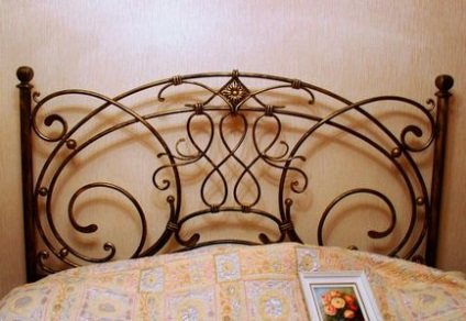 Коване ліжко види і правила вибору, фото в інтер'єрі