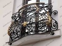 Kovácsoltvas rácsok az erkélyen, vasrudak a loggia (fotó) (fémrács loggia) Kovácsoltvas rácsok az erkélyen, vasrudak a loggia (fotó)