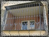Kovácsoltvas rácsok az erkélyen, vasrudak a loggia (fotó) (fém) Kovácsoltvas rácsok az erkélyen, vasrudak a loggia (fotó)