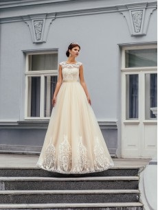 Купити недорогі весільні сукні з довгим шлейфом, сукні з великим хвостом фото і ціни в москві