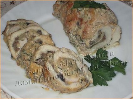 Carne de pui cu ciuperci și brânză în sos de smântână