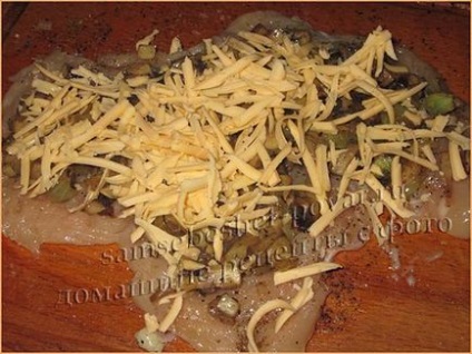 Курячі рулетики з грибами і сиром в сметанному соусі