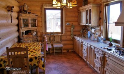 Bucătărie în interiorul casei de lemn, zonare, fotografie, geos de bucătărie