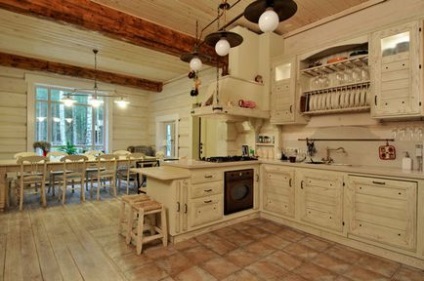 Bucătărie în stil cabana - caracteristici ale tavanului, pereților, podelei și mobilierului