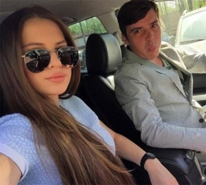 Cousins és Artemova kérelmet nyújt be a nyilvántartási hivatal (Evgeny Kuzin Alexander) Cousins és Artemova kérelmet nyújt be az anyakönyvi hivatal