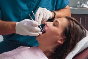 Лікування зубів без болю вао, гарантія якості, досвідчені лікарі, низька ціна лікування зубів в клініці