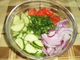 Salată de vară de roșii și castraveți, gătiți simplu și delicios