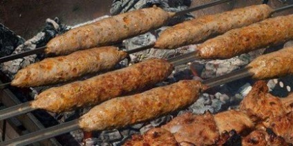 Lula-kebab de la pui pe un grătar, într-un cuptor, într-o tigaie